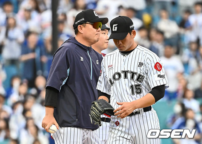 [OSEN=대구, 이석우 기자] 19일 대구삼성라이온즈파크에서 2025 신한 SOL 뱅크 KBO 리그 삼성 라이온즈와 롯데 자이언츠의 경기가 열렸다. 홈팀 삼성은 김대호가, 방문팀 롯데는 김진욱이 선발 출전했다. 롯데 자이언츠 선발 투수 김진욱이 2회말 교체되고 있다. 2025.04.19 / foto0307@osen.co.kr
