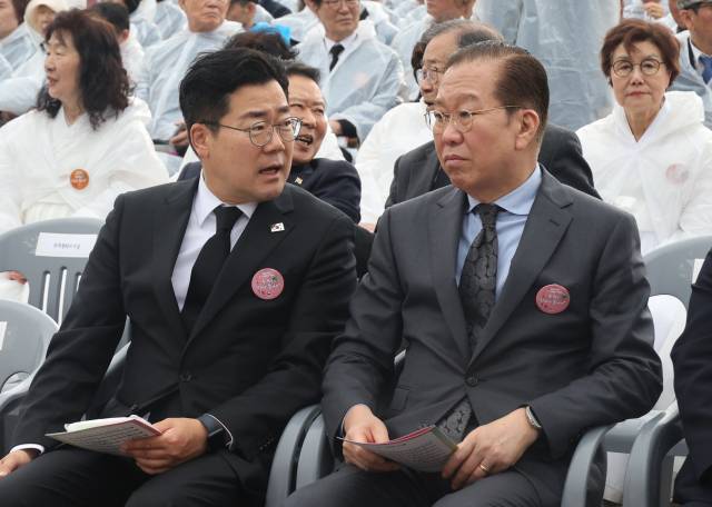 ▲더불어민주당 박찬대 당대표 직무대행 겸 원내대표와 국민의힘 권영세 비상대책위원장이 19일 서울 강북구 국립 4·19민주묘지에서 열린 제65주년 4·19 혁명 기념식에서 대화하고 있다. ⓒ연합뉴스