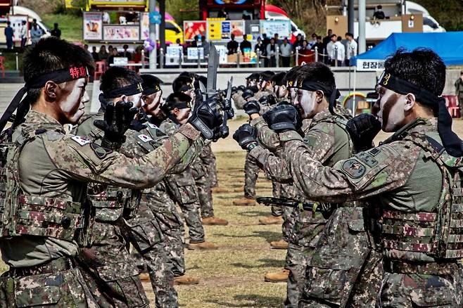 18일 열린 육군 제35사단 창설 70주년 기념식에서 기동대대 대원들이 특공무술 시범을 보이고 있다. 35사단 제공