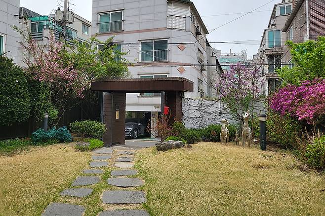 수도권의 한 단독 주택 단지. 일부 부모들은 층간소음에서 벗어나기 위해 아파트를 떠나 1층 또는 단독주택을 선택하기도 한다.