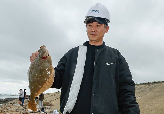 세계일보 주최로 19일 충남 당진드론산업지원센터 앞 석문방조제 일원에서 제8회 세계드론낚시대회가 열린 가운데 3위를 기록한 불가사리 팀이 낚은 도다리를 들어보이고 있다.