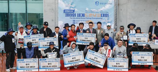 정희택 세계일보 사장, 박상우 국토교통부 장관, 오성환 당진시장, 서영훈 당진시의회 의장이 19일 충남 당진드론산업지원센터 앞 석문방조제 일원에서 열린 제8회 세계드론낚시대회 시상식에서 수상자들과 기념촬영을 하고 있다.