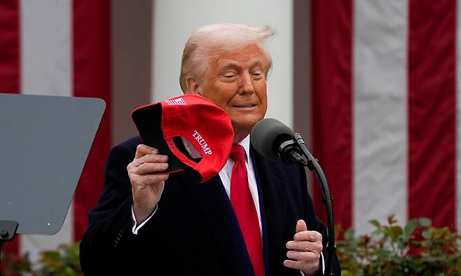 지난 2일(현지시간) 도널드 트럼프 미국 대통령이 워싱턴 DC 백악관 로즈 가든에서 관세 발표 중 연설하는 모습. EPA연합뉴스