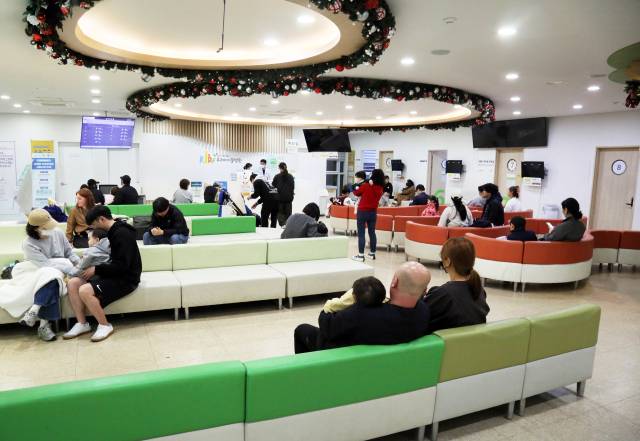 이달 13일 오후 9시께 성북우리아이들병원 2층 대기실이 진료를 기다리는 소아 환자와 보호자들로 북적이고 있다. 사진 제공=우리아이들의료재단