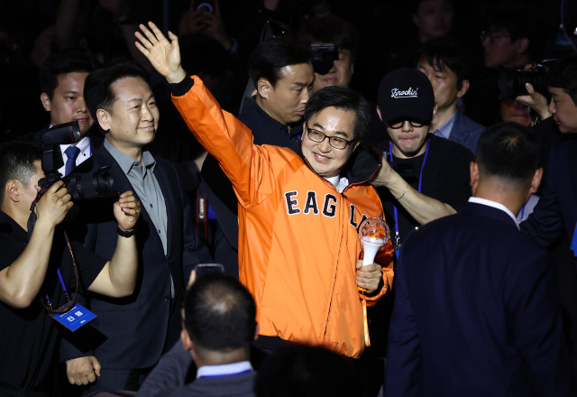 김동연 더불어민주당 대선 경선 후보가 19일 충북 청주체육관에서 열린 제21대 대통령선거 후보자 선출을 위한 충청권 합동연설회에서 입장하고 있다. 뉴스1