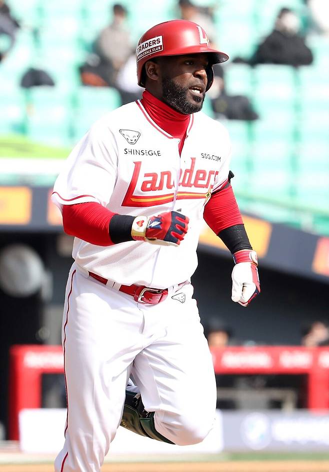 ▲ 허벅지 낭종 제거 수술을 받은 에레디아는 최악의 경우 4주 이상의 결장 시나리오가 나오고 있다 ⓒSSG랜더스