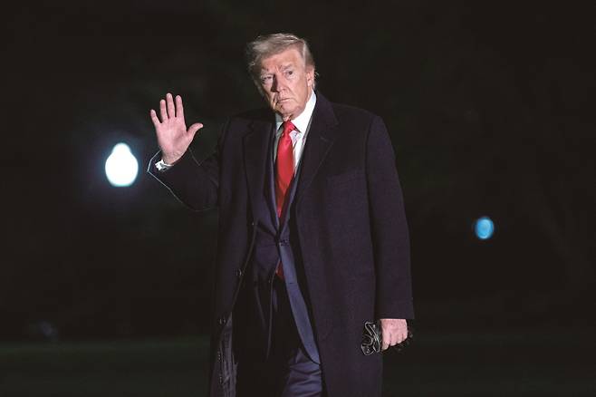 트럼프가 관세를 빌미로 우리나라에 무엇을 요구할지 알 수 없다. 조기 대선을 앞둔 현시점에선 서로 관심사항을 확인하고 협상 기반을 마련하는 것이 적절한 수순이다. [사진 | 뉴시스]