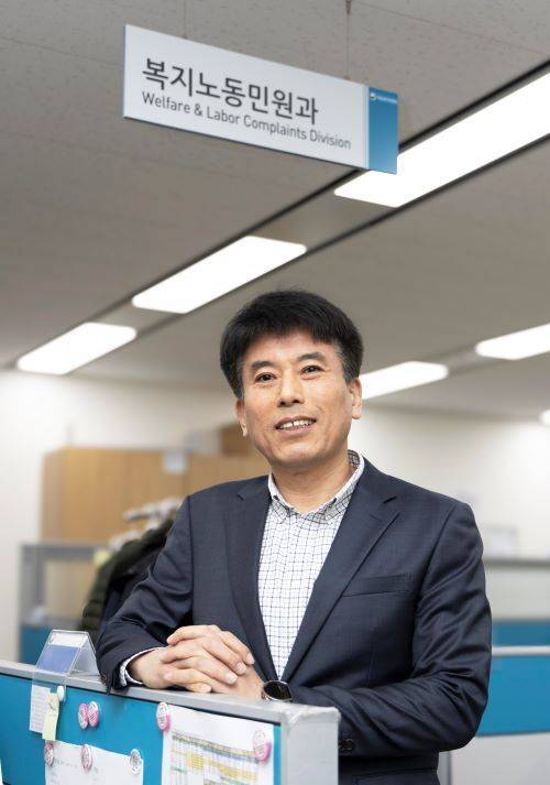 고질·악성민원만 10년 넘게 담당한 이용범 국민권익위원회 특별민원전문관. 박해윤 기자