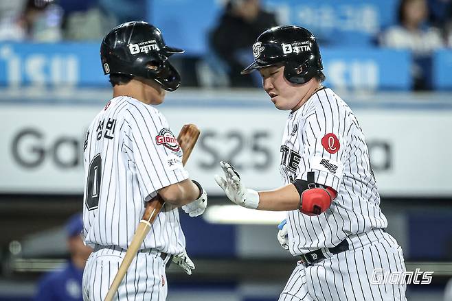 롯데 자이언츠 정보근이 18일 대구 삼성라이온즈파크에서 열린 삼성 라이온즈와의 경기에서 홈런을 친 뒤 득점하고 있다. 롯데 자이언츠