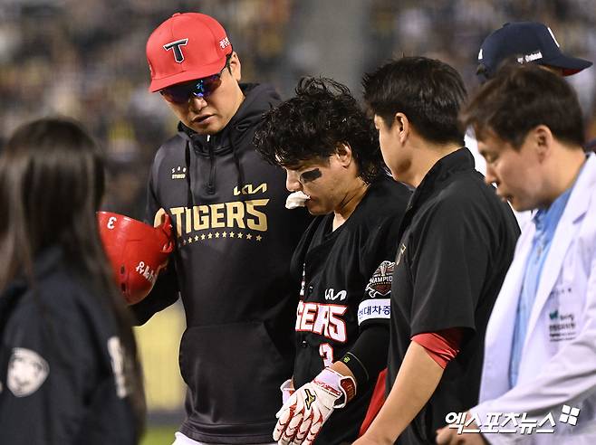 18일 오후 서울 송파구 잠실야구장에서 열린 '2025 신한 SOL Bank KBO리그' KIA 타이거즈와 두산 베어스의 경기, 6회초 무사 1루 KIA 김선빈이 번트를 시도한 후 두산 박계범과 충돌했다. 충돌하여 쓰러진 후 부축을 받으며 그라운드 빠져나가는 KIA 김선빈. 엑스포츠뉴스DB
