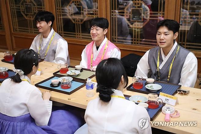 양양 낙산사서 만난 견우와 직녀 (양양=연합뉴스) 류호준 기자 = 대한불교 조계종 사회복지재단이 주최한 '나는 절로, 낙산사' 참가자들이 지난해 8월 9일 강원 양양군 낙산사에서 이야기를 나누고 있다. [연합뉴스 자료사진] 2025.4.19 ryu@yna.co.kr