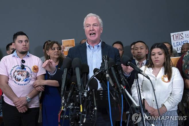 18일(현지시간) 엘살바도르에서 귀국 후 공항에서 기자회견하는 밴 홀런 미 상원 의원 [워싱턴 AP=연합뉴스. 재판매 및 DB 금지]