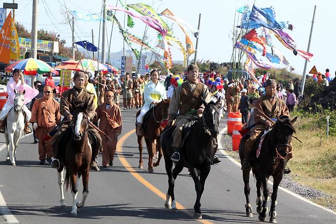 탐라국 건국 삼을나의 신부 맞이 (제주=연합뉴스) 2011년 10월 7일 제주도 서귀포시 온평리 해안에서 탐라(耽羅)국을 세운 고(高).양(梁).부(夫) 삼을나(三乙那)가 벽랑국의 세 공주를 만나 말을 타고 혼인지로 이동하는 모습이 재현됐다. [연합뉴스 자료사진]