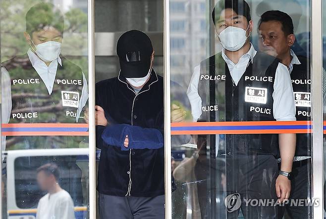 일가족 5명 살해한 50대 가장 영장심사 (용인=연합뉴스) 홍기원 기자 = 부모와 처자식 등 일가족 5명을 살해해 살인 및 존속살인 혐의로 구속영장이 청구된 50대 가장 A씨가 17일 구속 전 피의자 심문(영장실질심사)에 출석하기 위해 경기도 용인동부경찰서 유치장에서 나오고 있다. 2025.4.17 xanadu@yna.co.kr