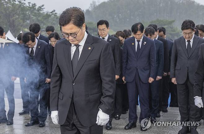 우원식 국회의장, 4·19 민주묘지 찾아 참배 (서울=연합뉴스) 황광모 기자 = 우원식 국회의장과 원내 교섭단체 대표, 국회 사무처 관계자들이 19일 오전 제65주년 4·19혁명 기념일을 맞이해 서울 강북구 국립 4·19민주묘지를 찾아 참배하고 있다. 2025.4.19 hkmpooh@yna.co.kr