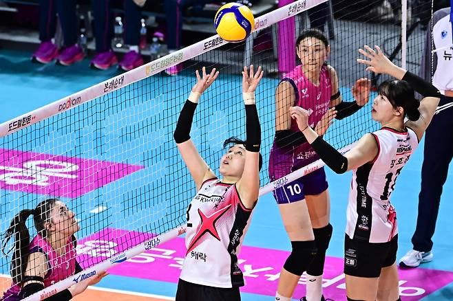 토스하는 정관장의 세터 염혜선(중앙) [한국배구연맹 제공. 재판매 및 DB 금지]