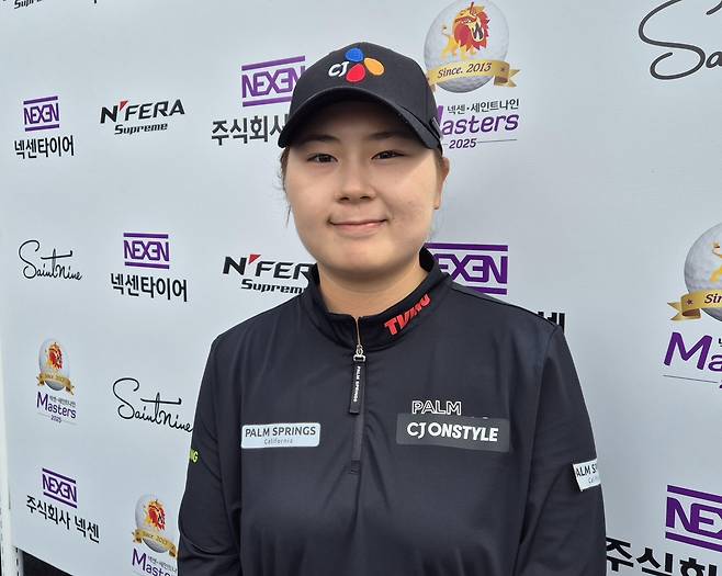 꿋꿋한 홍정민 (김해=연합뉴스) 김경윤 기자 = 홍정민이 19일 경남 김해 가야 컨트리클럽에서 열린 넥센·세인트나인 마스터즈 2025 2라운드를 마친 뒤 인터뷰 후 포즈를 취하고 있다. 2025.4.19. cycle@yna.co.kr
