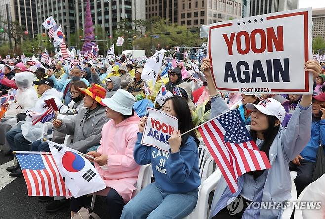 구호 외치는 윤 전 대통령 지지자들 (서울=연합뉴스) 김성민 기자 = 자유통일당이 19일 서울 종로구 동화면세점 인근에서 연 '국민저항권 광화문국민대회'에서 참가자들이 손팻말을 들고 구호를 외치고 있다. 2025.4.19 ksm7976@yna.co.kr