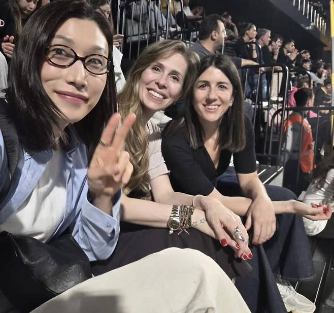 페네르바체 경기 직관 중 기념사진을 찍은 김연경(왼쪽) [김연경 인스타그램 캡처. 재판매 및 DB 금지]