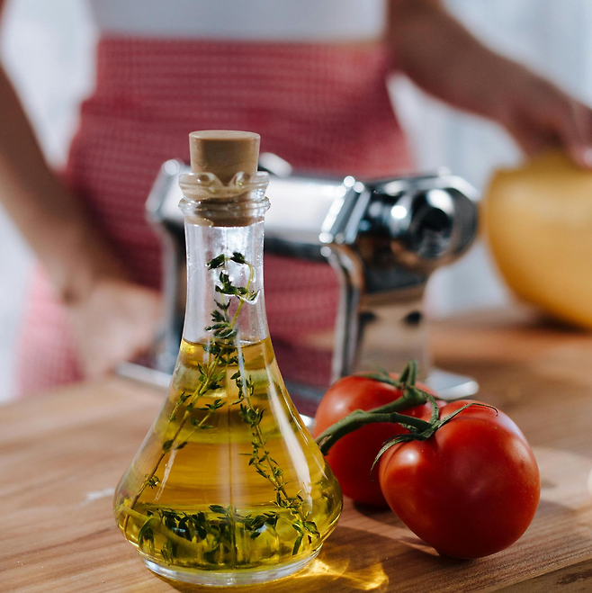 기름병과 토마토가 올려져 있는 주방