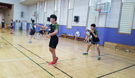 학생들이 오아시스 사업을 통해 배드민턴 활동을 하고 있다. /경기도교육청제공