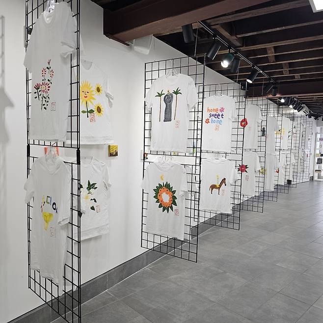 자폐 스펙트럼 장애를 지닌 제주 청년 예술가 김현정이 지난 4월 2일부터 13일까지 미국 뉴욕의 갈라 아트센터(Gala Art Center)에서 일곱 번째 개인전을 열었다.&nbsp; ⓒ제주의소리