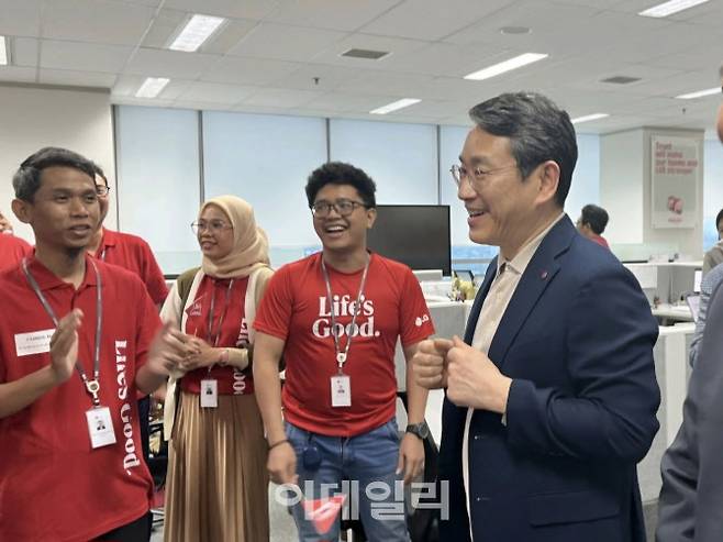 조주완 LG전자 최고경영자(오른쪽)가 지난주 인도네시아 법인 사무실을 찾아 직원들과 대화하고 있다.(사진=링크드인 캡처)