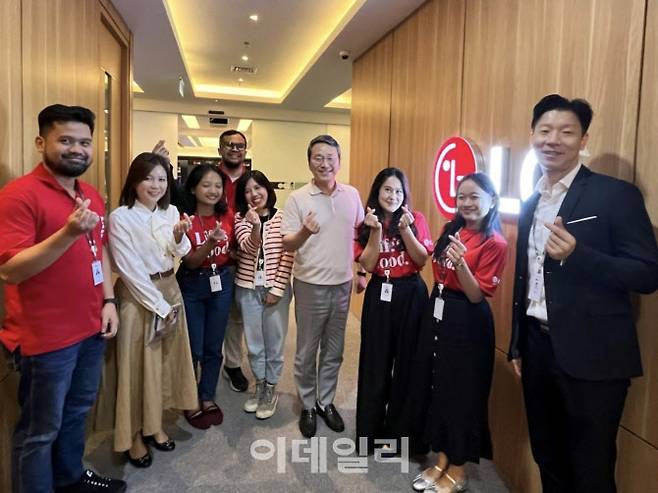 조주완 LG전자 최고경영자(오른쪽에서 네번째)와 김효은 LG전자 브랜드매니지먼트담당 상무(왼쪽에서 두번째)가 지난주 인도네시아 법인 사무실을 찾아 직원들과 기념사진을 찍고 있다.(사진=링크드인 캡처)