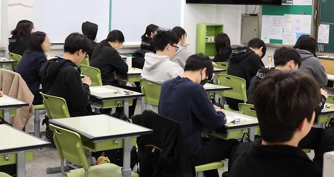 2025년 3월 전국연합 학력평가가 실시된 지난달 26일 서울 광진구 광남고등학교에서 학생들이 시험을 치르고 있다.(사진=뉴시스)