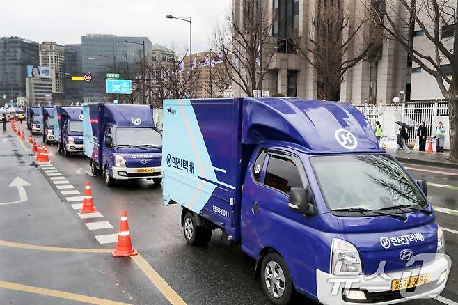 3월16일 '2025 서울마라톤' 공식 물류사로 참여한 한진택배 차량들이 광화문 광장에 도열해 있다. 한진은 이날 대회 참가자들의 의류와 장비 등 개인 물품을 출발점인 광화문에서 결승점인 잠실종합운동장까지 운송했다. (한진 제공. 재판매 및 DB 금지) 2025.3.16/뉴스1