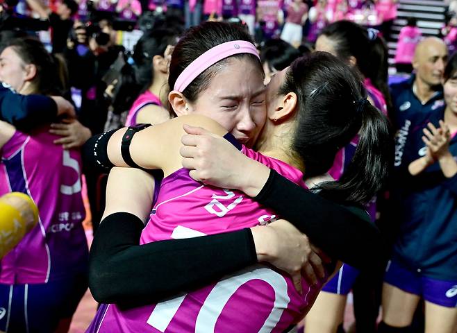2024-25 여자 프로배구 챔피언결정전 우승 후 김연경과 함께 기뻐하는 김수지. (한국배구연맹 제공)