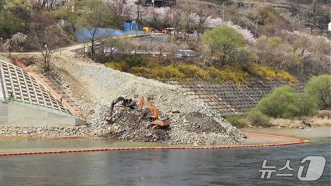 충주댐 치수능력 증대사업 준공이 1년 더 연장될 것으로 보인다. 사진은 공사 현장.(충주시닷컴 게시글 캡처. 재판매 및 DB금지)/뉴스1
