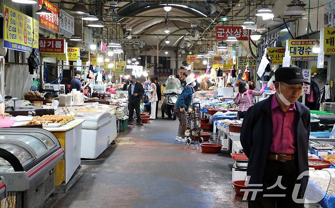 18일 오후 광주 서구 양동시장에서 상인들이 분주하게 일하고 있다. 2025.4.18/뉴스1 ⓒ News1 이수민 기자