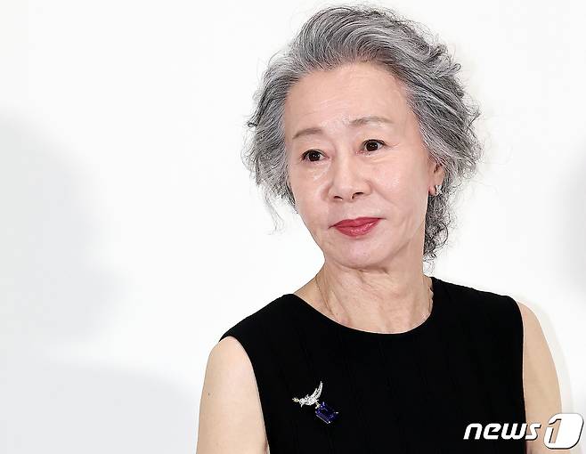 배우 윤여정이 4일 오후 서울 용산구 아모레퍼시픽 미술관에서 열린 설화수 X 아모레퍼시픽 미술관 ‘아트 & 헤리티지 나이트’ 포토 행사에 참석해 포즈를 취하고 있다. 2023.9.4/뉴스1 ⓒ News1 김진환 기자