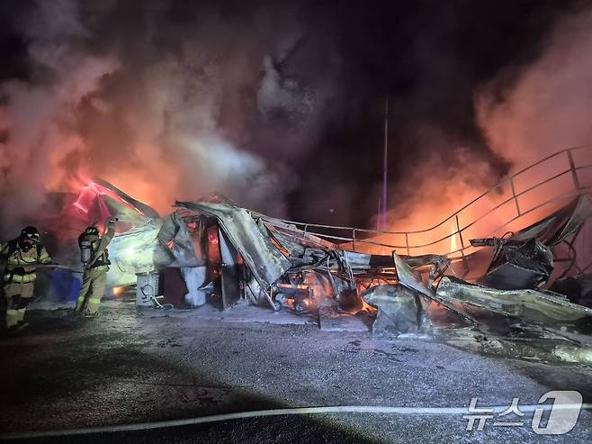 화재 진압 모습.(공주소방서 제공.. 재판매 및 DB금지) /뉴스1