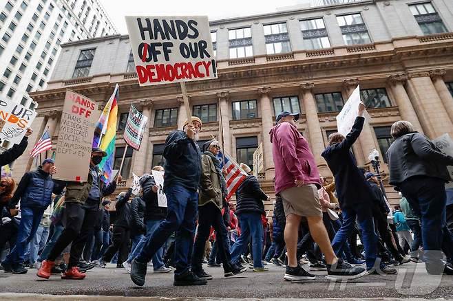 미국 전역에서 19일(현지시간) 도널드 트럼프 행정부의 정책에 반대하는 시위가 일어났다. 2025.4.20. ⓒ AFP=뉴스1