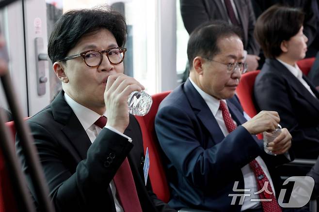 한동훈 국민의힘 전 대표와 홍준표 전 대구시장이 17일 서울 여의도 국민의힘 중앙당사에서 열린 제21대 대통령선거 국민의힘 1차 경선 토론회 미디어데이에서 물을 마시고 있다. 2025.4.17/뉴스1 ⓒ News1 국회사진취재단