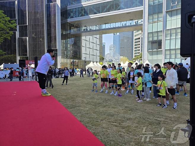 20일 롯데추러드타워에서 수직 마라톤 대회 '2025 스카이런 위드 스파이더' 행사가 진행됐다. 부모님과 함께 참가한 아이들이 사전 행사로 진행된 퀴즈 프로그램에 참가하고 있다. ⓒ News1 이형진 기자