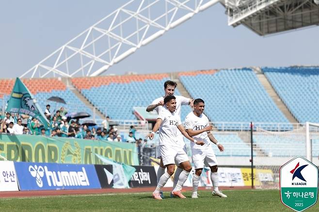 부산 아이파크가 외국인 선수들 활약으로 4경기 만에 웃었다. (한국프로축구연맹 제공)