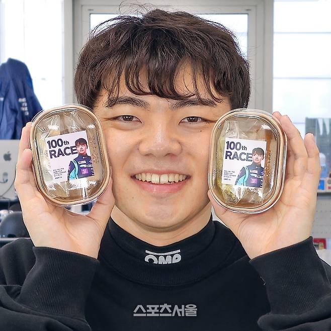 공인 100경기 출전을 달성한 김동은이 팬과 기자단을 위해 제작한 쿠키 세트를 들고 환한 표정을 짓고 있다. 이주상기자  rainbow@sportsseoul.com