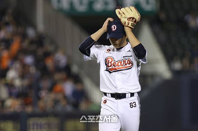 20일 잠실 KIA전 9회초 등판해 뼈 아픈 송구 실책을 범한 ‘마무리’ 김택연. 사진 | 두산 베어스