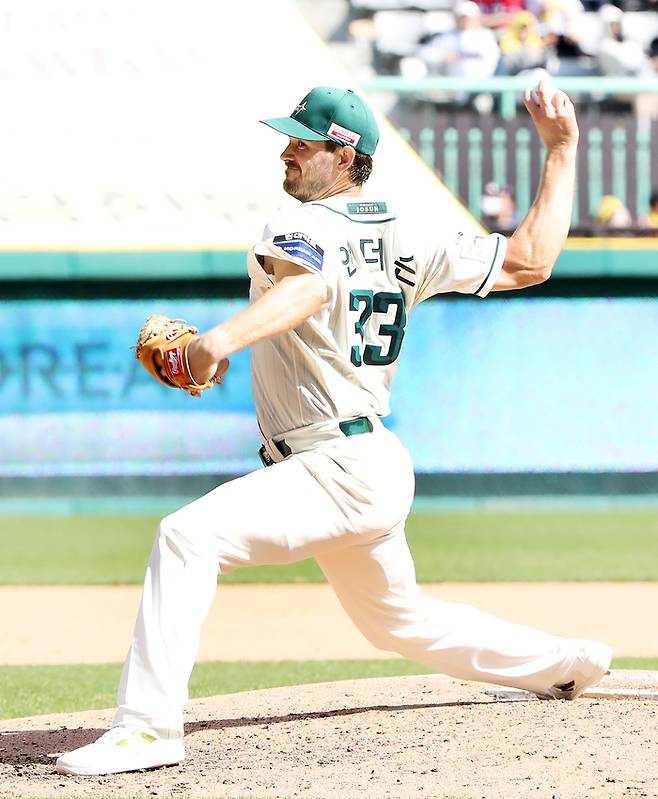 SSG 앤더슨이 20일 인천SSG랜더스필드에서 열린 2025 KBO리그 LG전에 선발 등판해 역투하고 있다. 사진 | SSG 랜더스