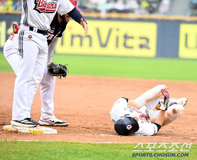 올러의 견제구를 옆구리에 맞은 정수빈과 어쩔줄 몰라 하는 위즈덤