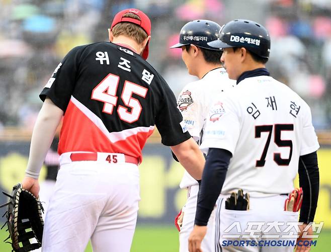 정수빈의 엉덩이를 토닥여주는 위즈덤