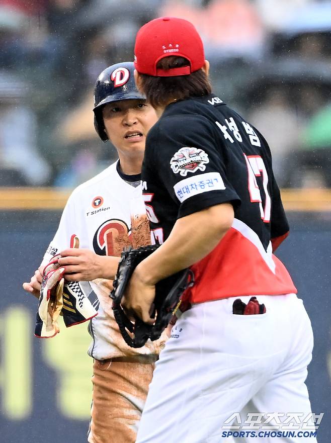 이닝이 끝난 후 정수빈의 안부를 묻는 나성범