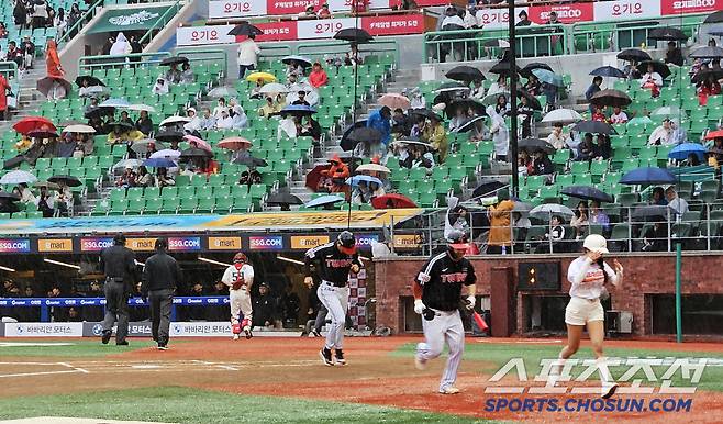 19일 인천 SSG랜더스필드에서 열린 KBO리그 SSG와 LG의 경기. 1회초 갑작스럽게 쏟아지는 빗줄기에 우천 중단되고 있는 경기. 인천=송정헌 기자songs@sportschosun.com/2025.04.19/