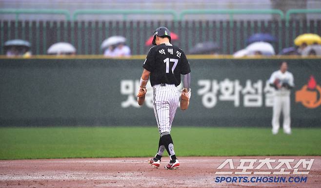 19일 인천 SSG랜더스필드에서 열린 KBO리그 SSG와 LG의 경기. 4회초 우천으로 경기를 중단됐다. 2루 주자 박해민. 인천=송정헌 기자songs@sportschosun.com/2025.04.19/