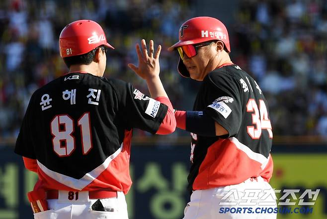 20일 잠실구장에서 열린 두산 베어스와 KIA 타이거즈의 경기. 7회초 1사 1,3루 KIA 최형우가 적시타를 날린 뒤 환호하고 있다. 잠실=박재만 기자 pjm@sportschosun.com/2025.04.20/