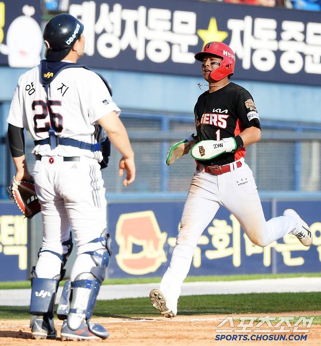 20일 잠실구장에서 열린 두산 베어스와 KIA 타이거즈의 경기. 9회초 두산 포수 양의지 3루 송구 실책을 틈타 KIA 박찬호가 득점을 올리고 있다. 잠실=박재만 기자 pjm@sportschosun.com/2025.04.20/