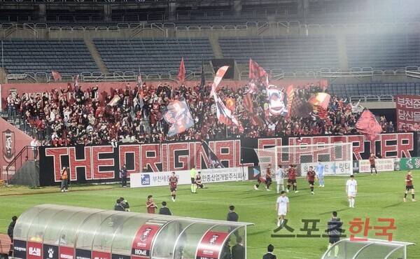 제주 상대로 터진 이의형의 결승골 직후 환호하는 부천 팬들. ⓒ스포츠한국 김성수 기자